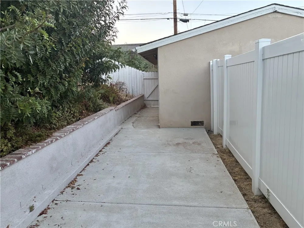 20405 Oxnard Woodland Hills, CA 91367