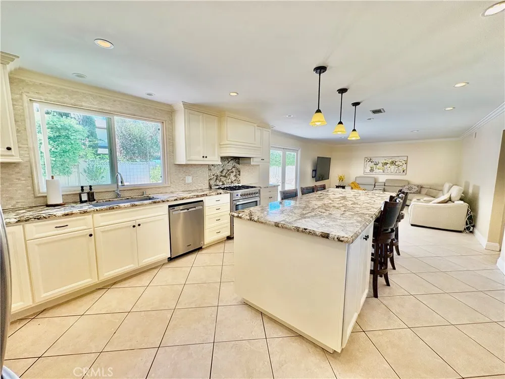 20441 Ravenwood Huntington Beach, CA 92646