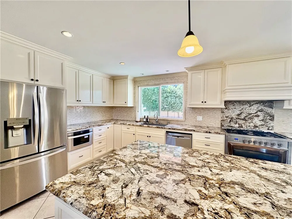 20441 Ravenwood Huntington Beach, CA 92646