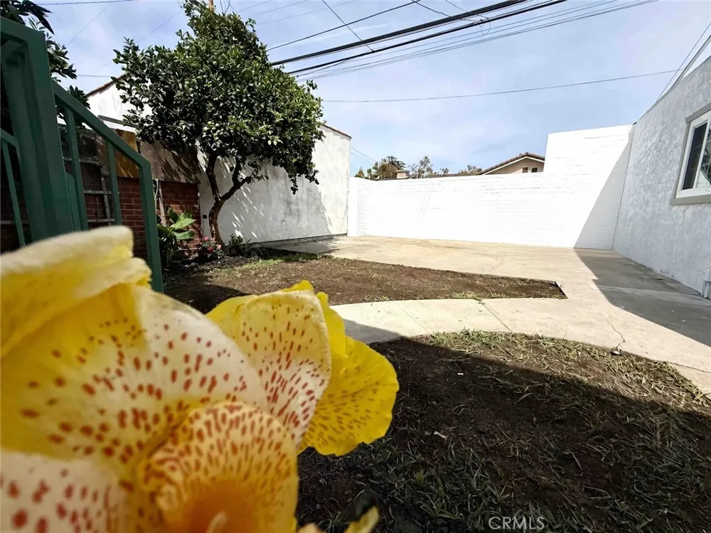 6072 Myrtle Avenue Long Beach, CA 90805