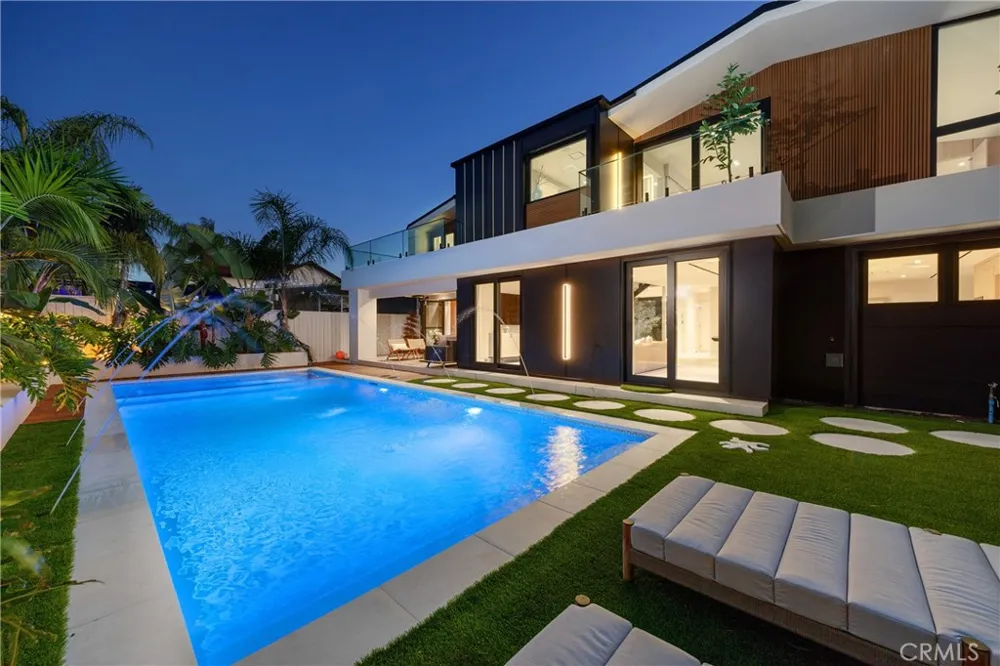 16732 Edgewater Huntington Beach, CA 92649