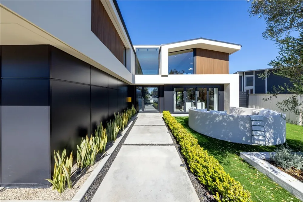 16732 Edgewater Huntington Beach, CA 92649