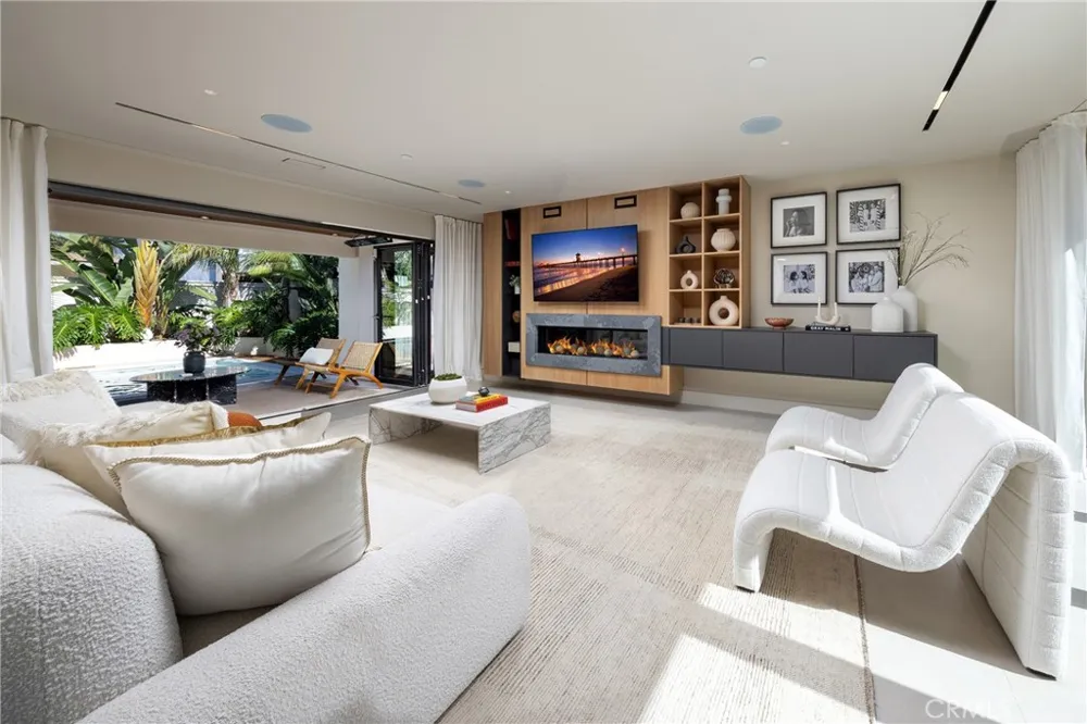16732 Edgewater Huntington Beach, CA 92649