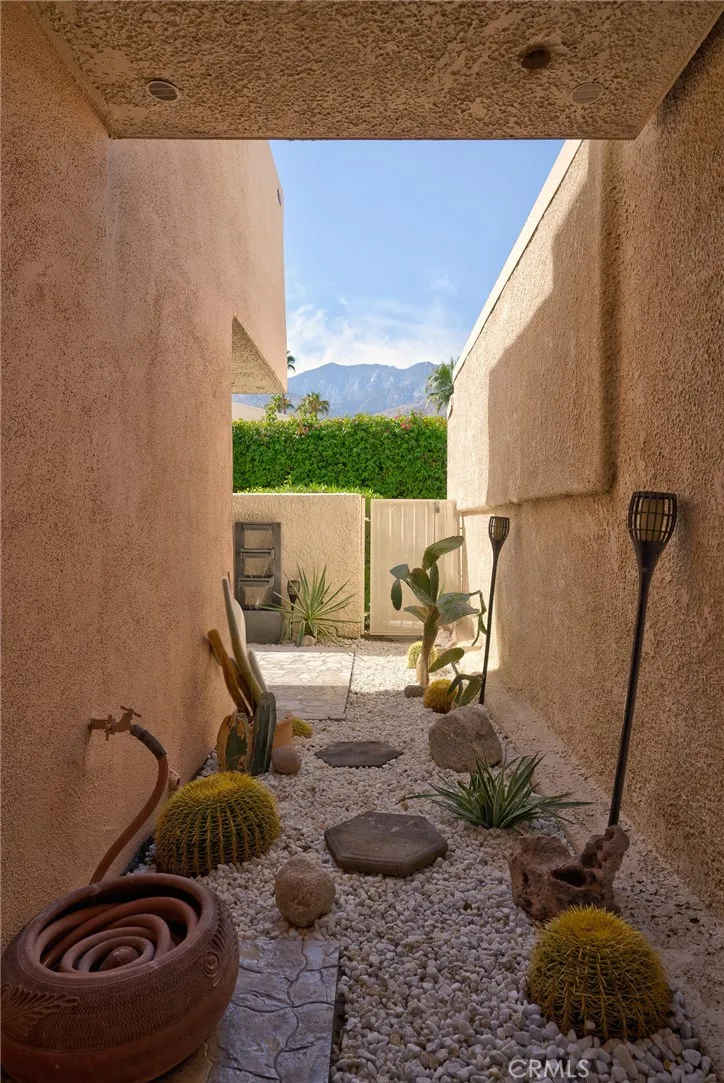 2007 E Columbard Palm Springs, CA 92264