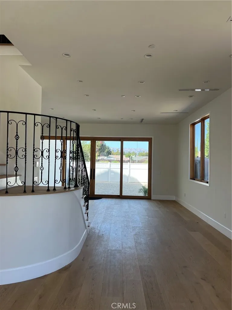 20329 Stagg Street Winnetka, CA 91306