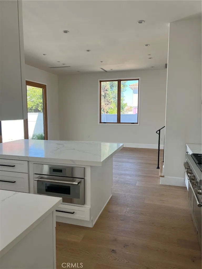 20329 Stagg Street Winnetka, CA 91306