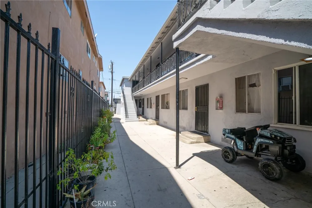 1425 Cedar Avenue Long Beach, CA 90813