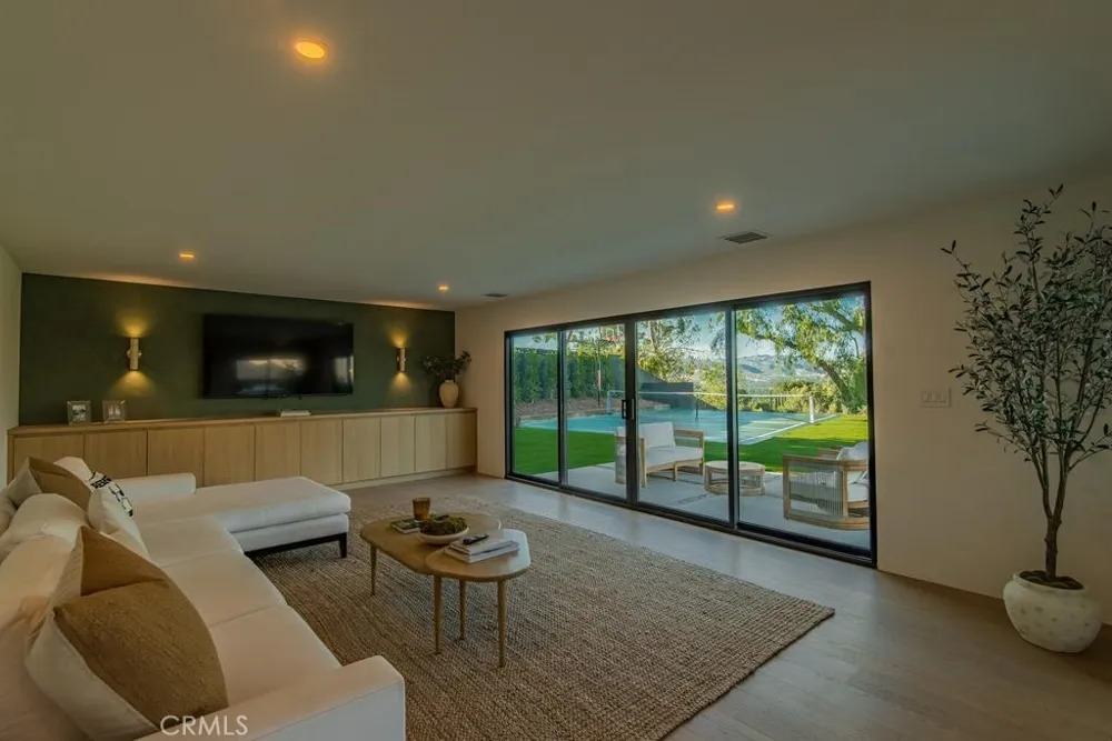 24245 Hatteras Woodland Hills, CA 91367