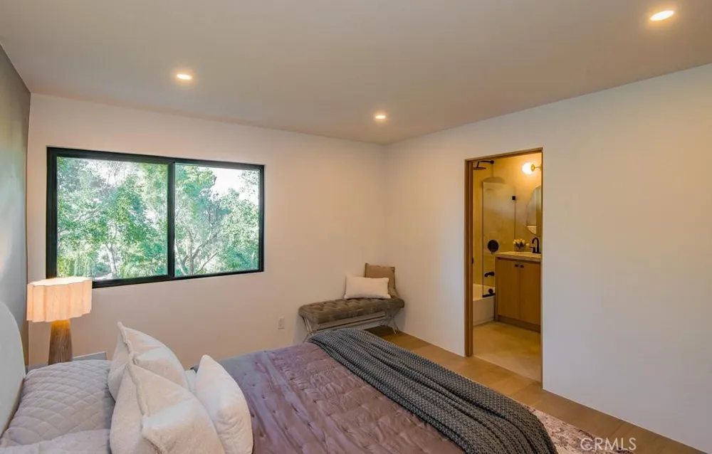 24245 Hatteras Woodland Hills, CA 91367