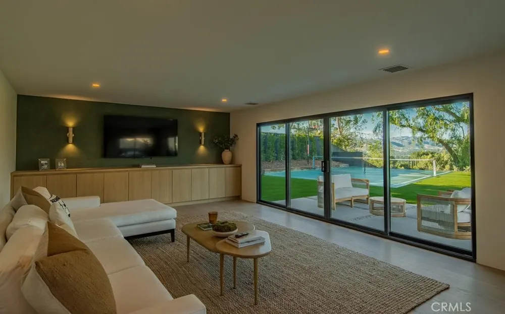 24245 Hatteras Woodland Hills, CA 91367