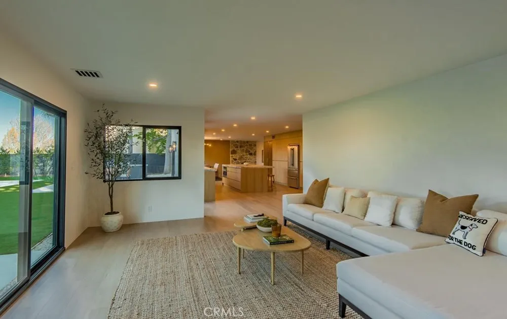 24245 Hatteras Woodland Hills, CA 91367