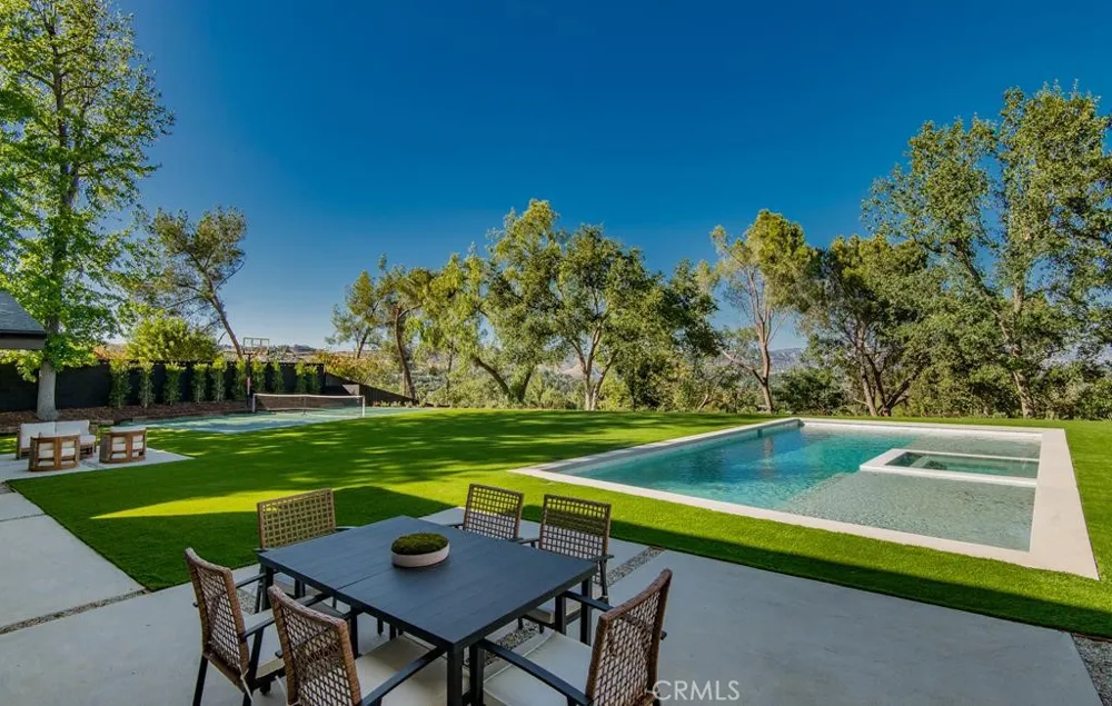 24245 Hatteras Woodland Hills, CA 91367