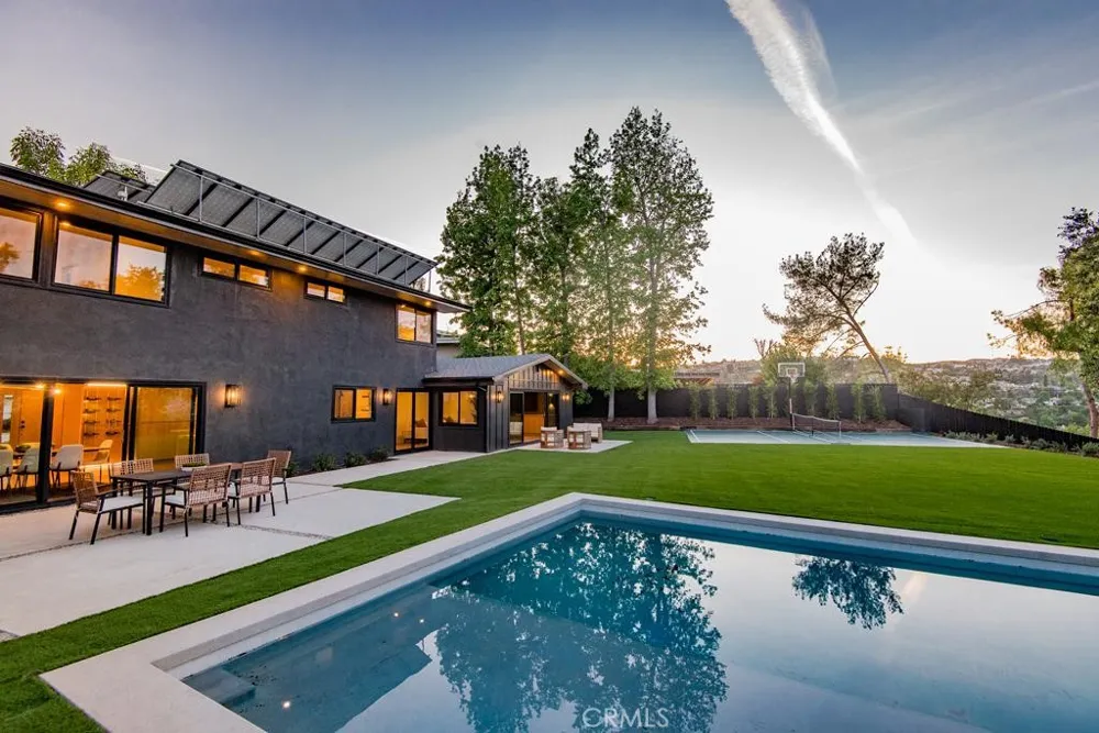 24245 Hatteras Woodland Hills, CA 91367