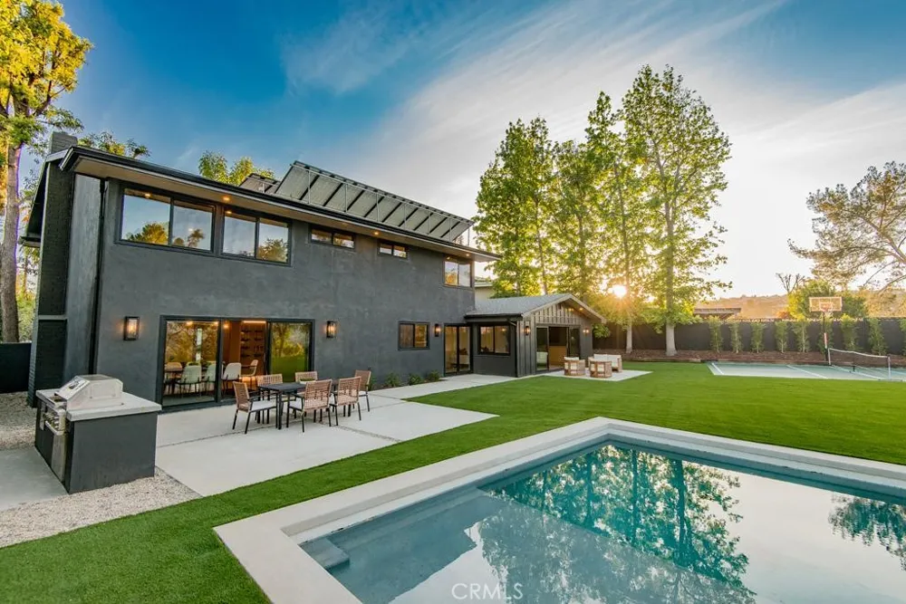24245 Hatteras Woodland Hills, CA 91367