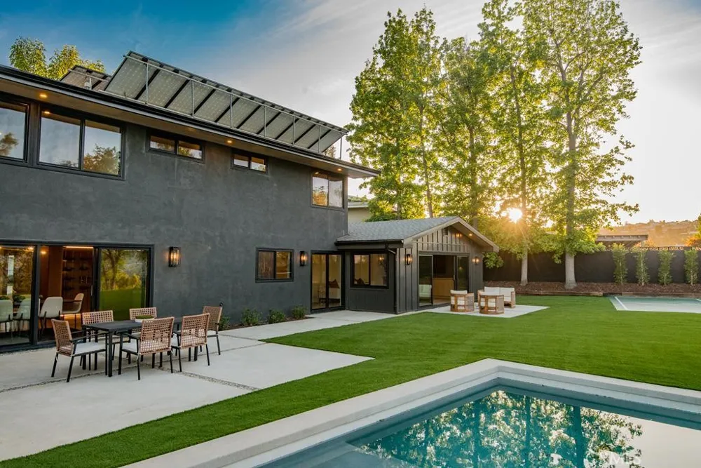 24245 Hatteras Woodland Hills, CA 91367