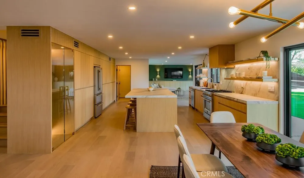 24245 Hatteras Woodland Hills, CA 91367