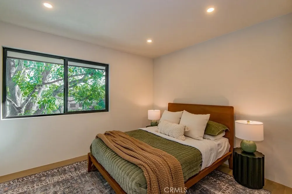 24245 Hatteras Woodland Hills, CA 91367