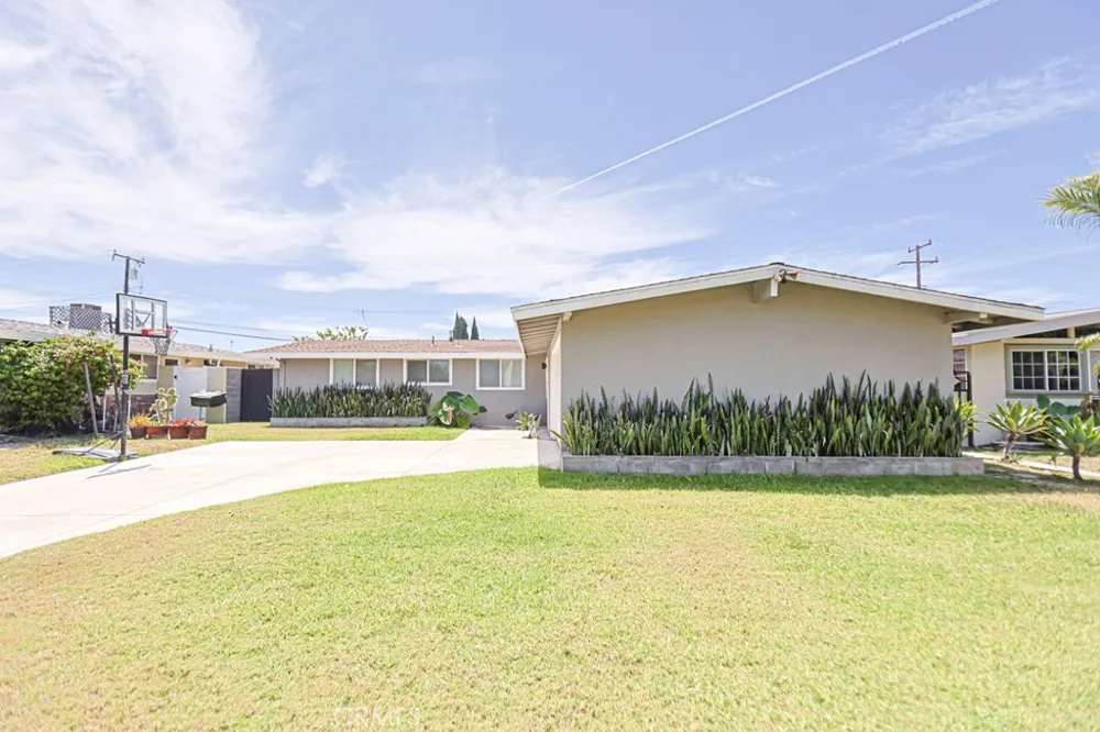 9102 Healey Garden Grove, CA 92841