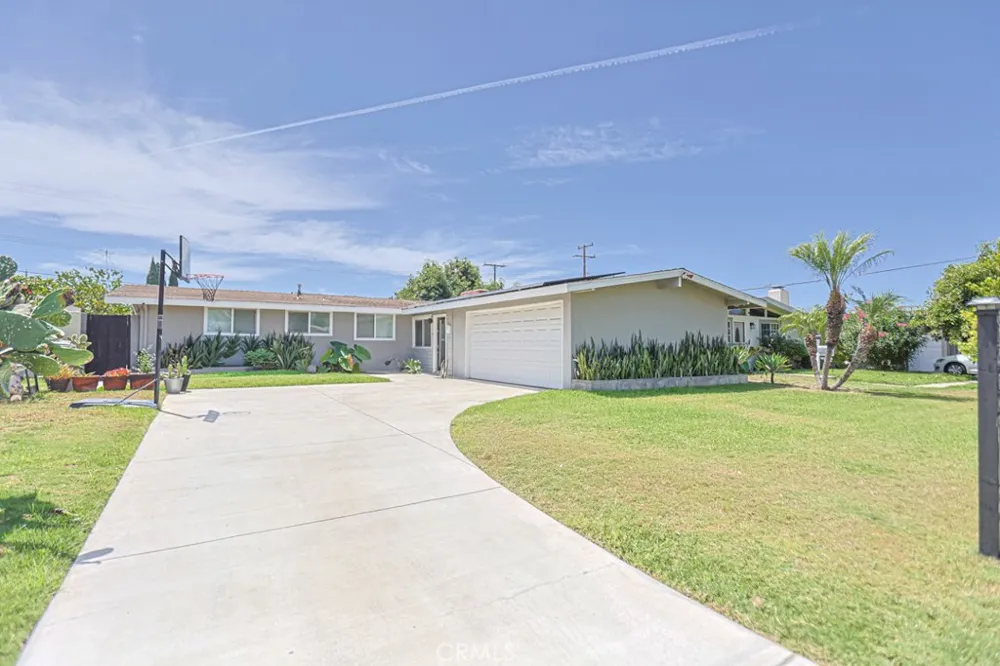 9102 Healey Garden Grove, CA 92841