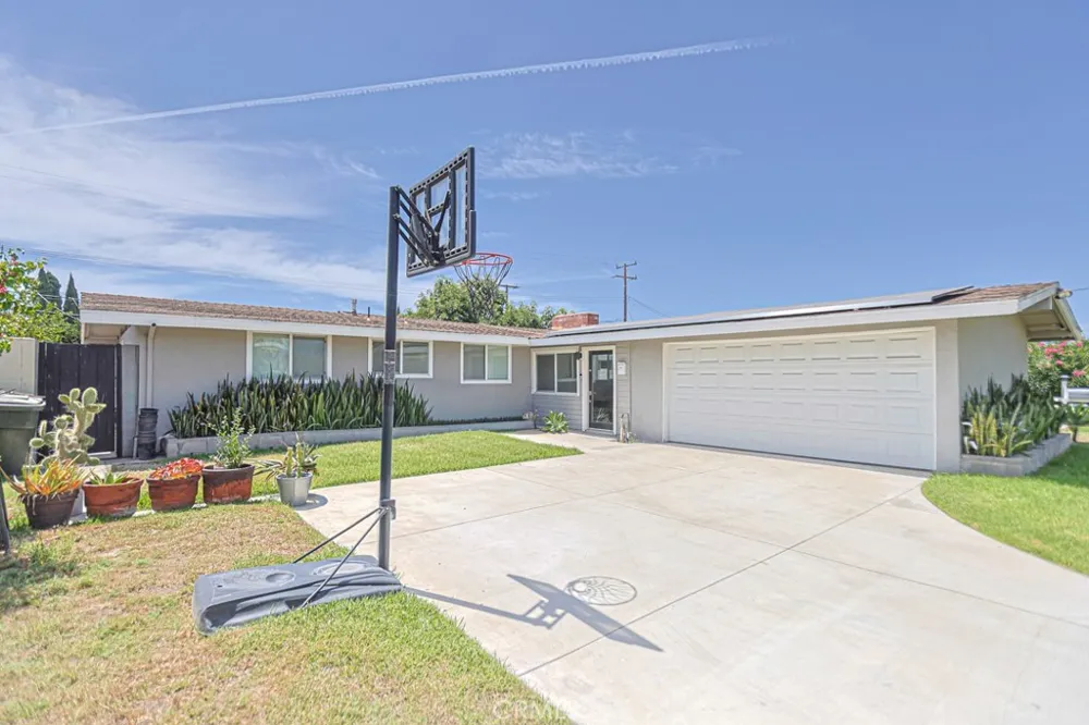 9102 Healey Garden Grove, CA 92841