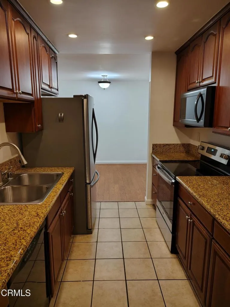 18307 Burbank #51 Tarzana, CA 91356