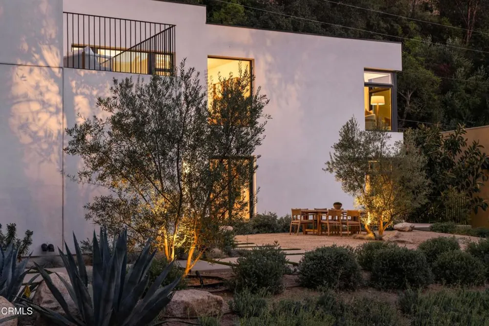 2210 Kinneloa Canyon Road Pasadena, CA 91107