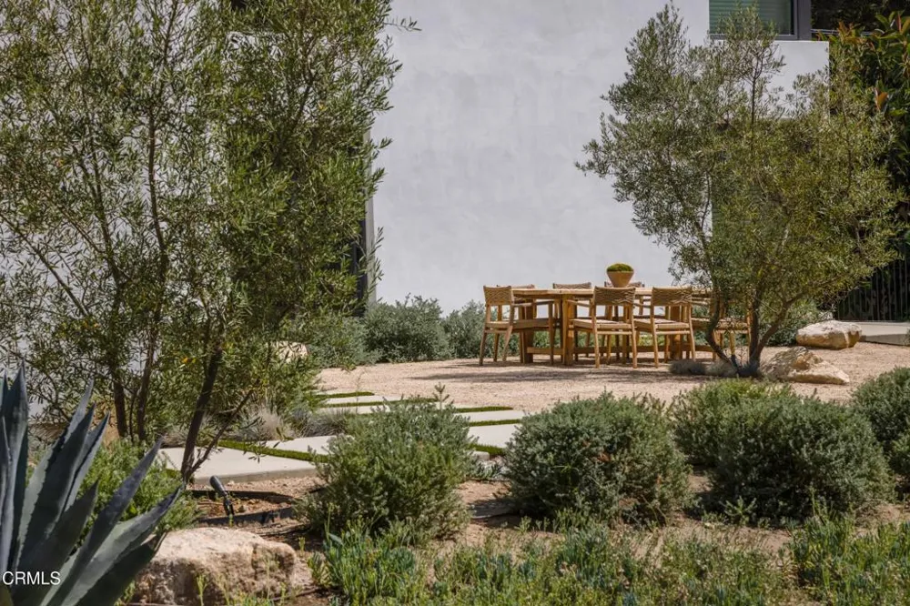 2210 Kinneloa Canyon Road Pasadena, CA 91107