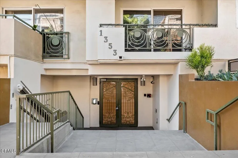 1353 Fuller Avenue #204 Los Angeles, CA 90046