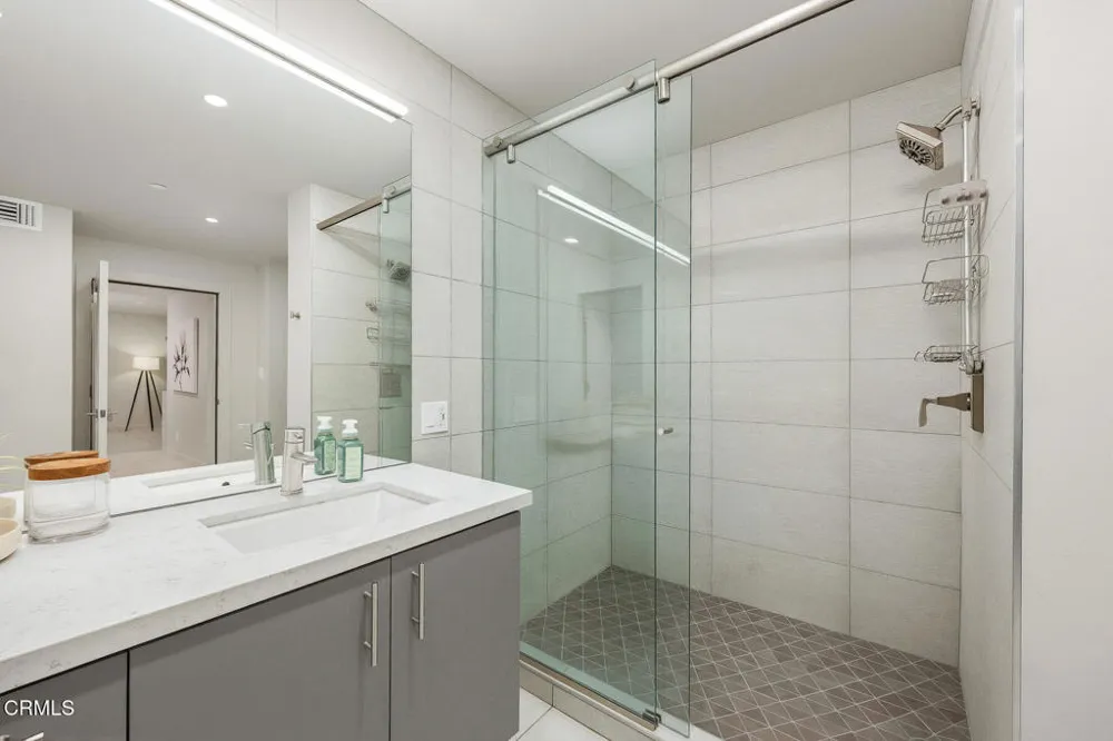 343 Pioneer Drive #101 Glendale, CA 91203