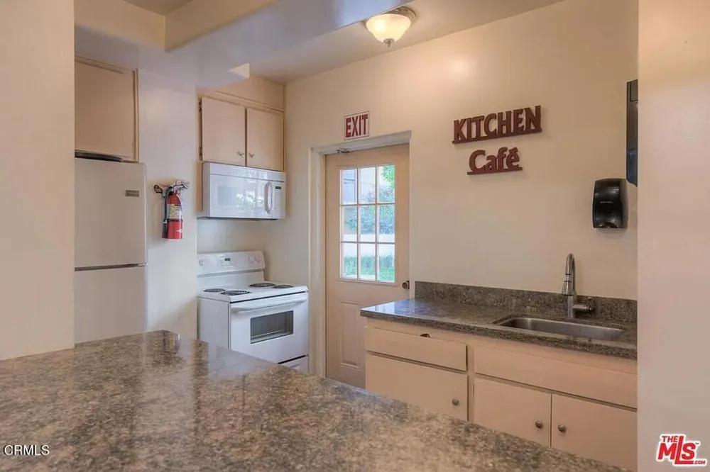 6250 Buckingham Parkway #201 Culver City, CA 90230