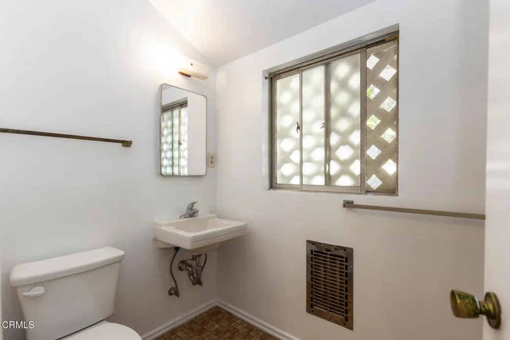 5245 Indian Drive La Canada Flintridge, CA 91011