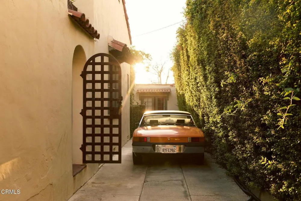 913 Burnside Avenue Los Angeles, CA 90036