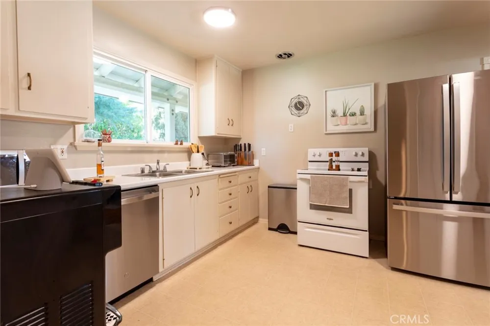 9433 Geyser Avenue Northridge, CA 91324