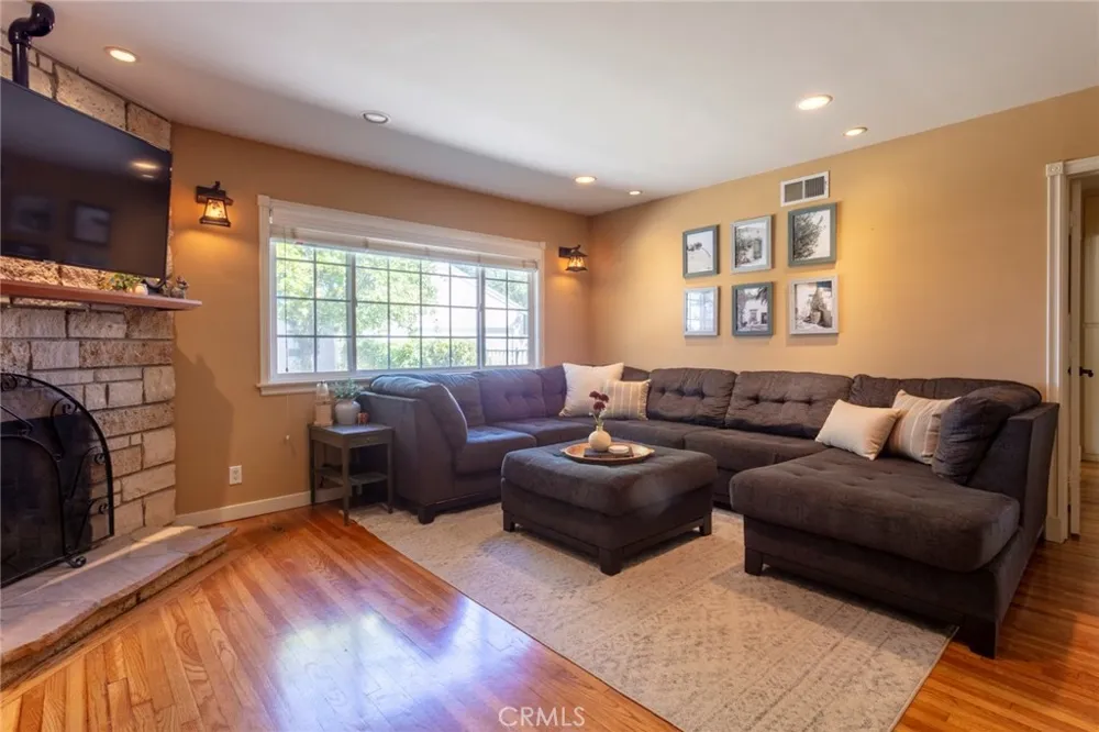 9433 Geyser Avenue Northridge, CA 91324