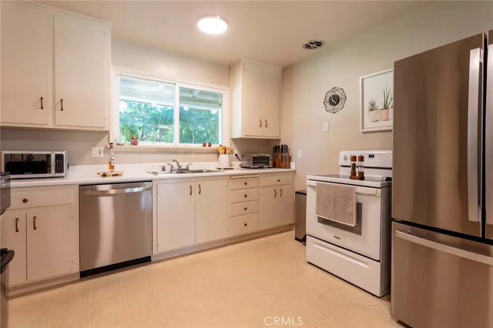 9433 Geyser Avenue Northridge, CA 91324