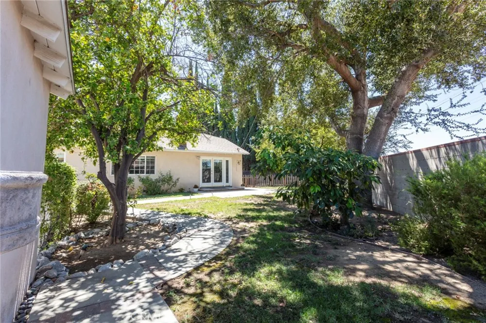 9433 Geyser Avenue Northridge, CA 91324