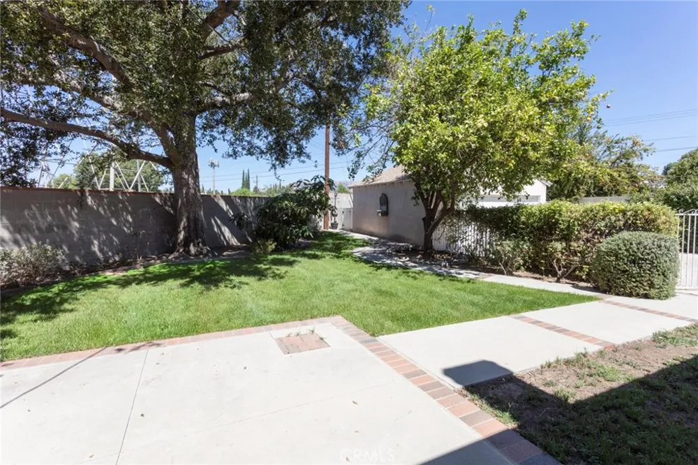 9433 Geyser Avenue Northridge, CA 91324