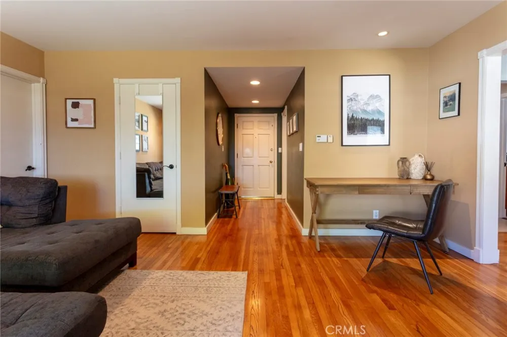 9433 Geyser Avenue Northridge, CA 91324