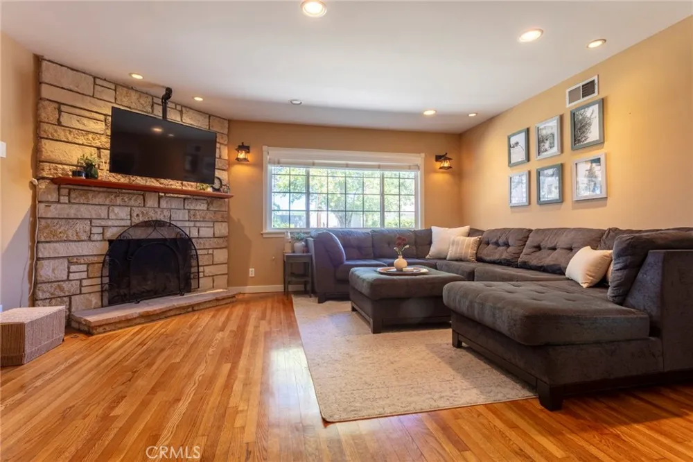 9433 Geyser Avenue Northridge, CA 91324