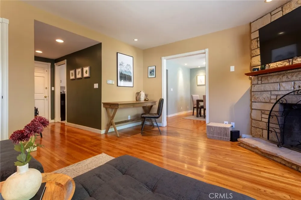 9433 Geyser Avenue Northridge, CA 91324