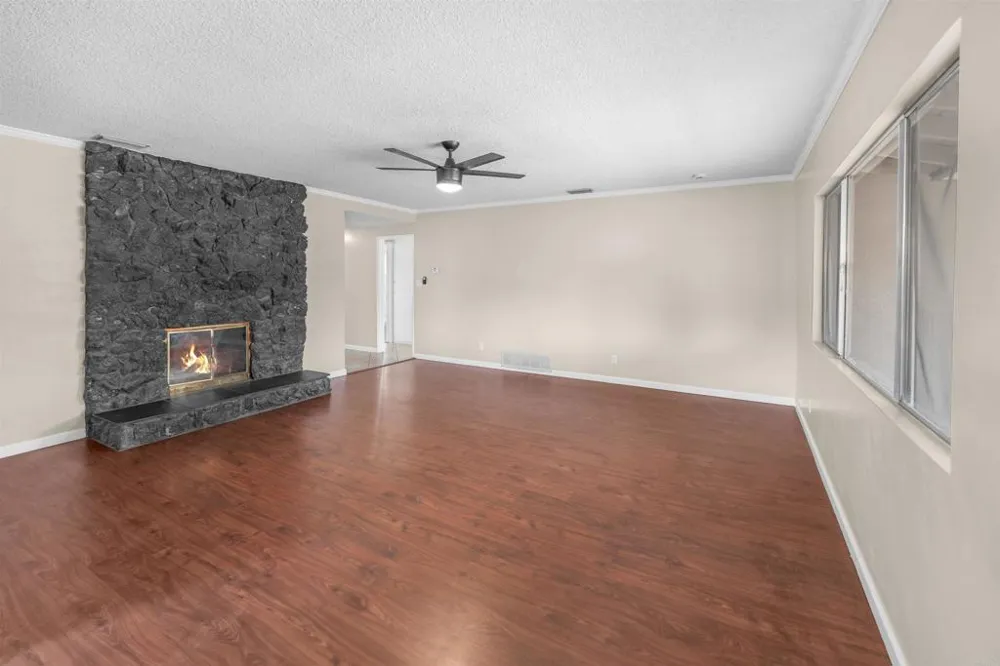 626 E Wright Street Hemet, CA 92543