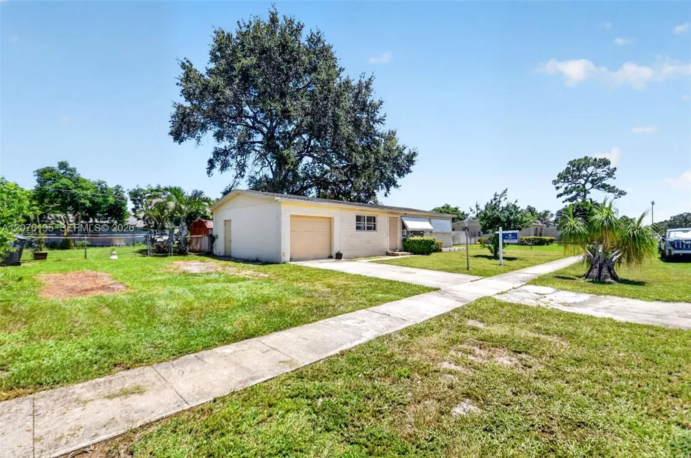 1572 Woodland Ave West Palm Beach, FL 33415