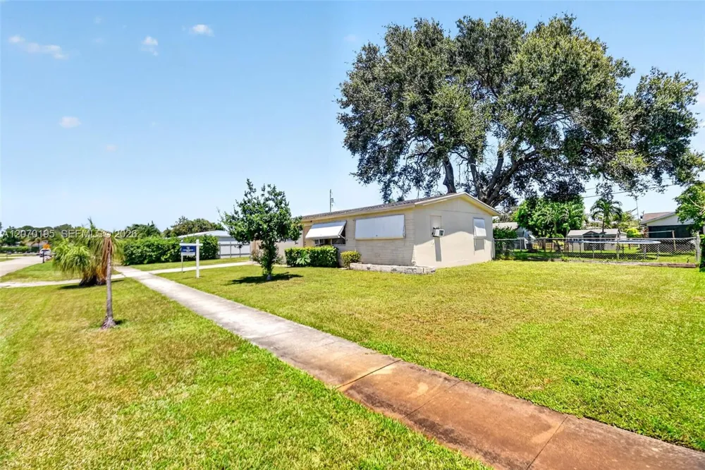 1572 Woodland Ave West Palm Beach, FL 33415