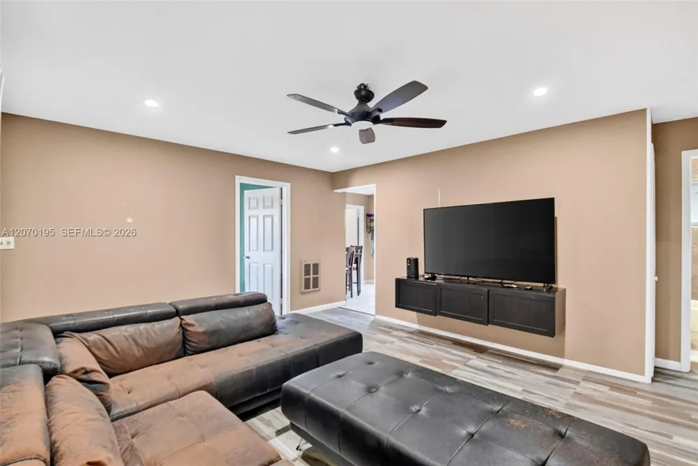 1572 Woodland Ave West Palm Beach, FL 33415