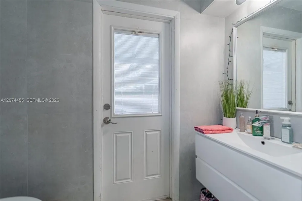 5561 SW 13th St Plantation, FL 33317