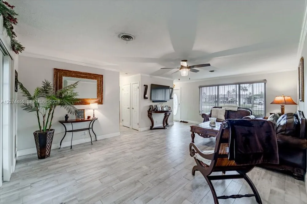 5561 SW 13th St Plantation, FL 33317