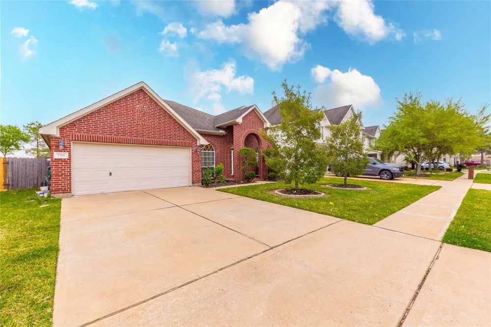 2201 Signal Hill Drive Pearland, TX 77584