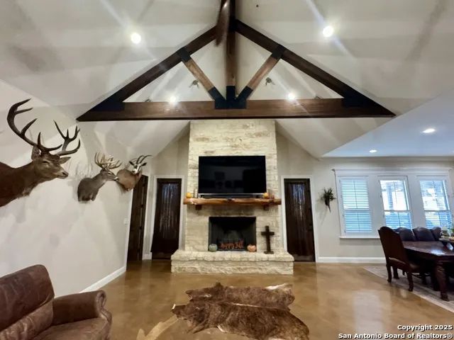16489 Fm 472 Devine, TX 78016