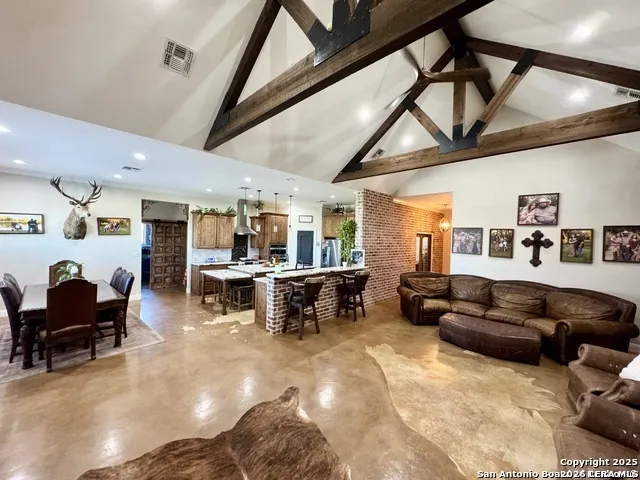 16489 Fm 472 Devine, TX 78016