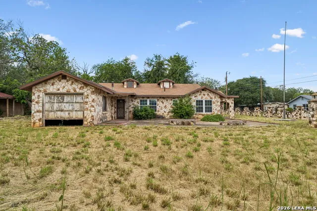149 S Woodlawn St Pearsall, TX 78061